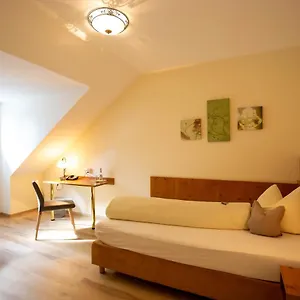 Hotel Und Göttler Josef